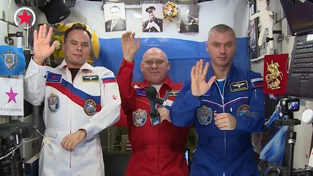 Российские космонавты поздравили жителей страны с Днём России. Фото: Роскосмос
