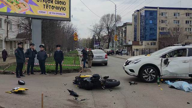В Краснодаре мотоциклист влетел в кроссовер. Он погиб на месте
