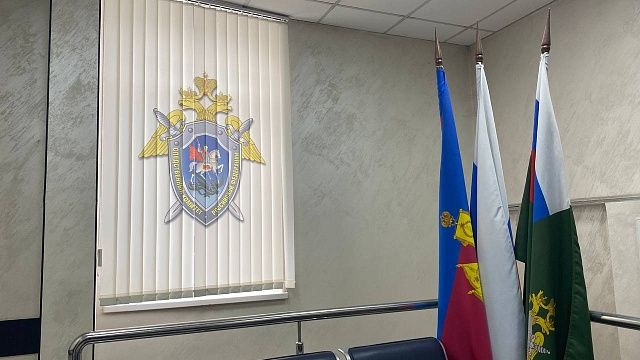 СК начал проверку по ремонту скотчем стелы героев ВОВ в Усть-Лабинском районе 