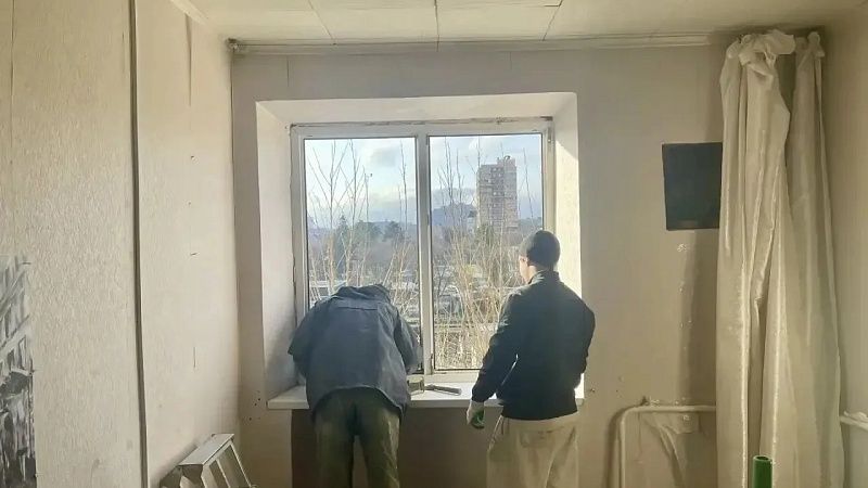 Повреждённые после атаки БПЛА окна начали менять в Краснодаре 