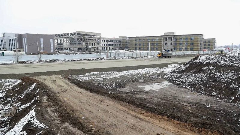 Строительство двух ведущих к школам подъездных дорог завершат летом в Краснодаре