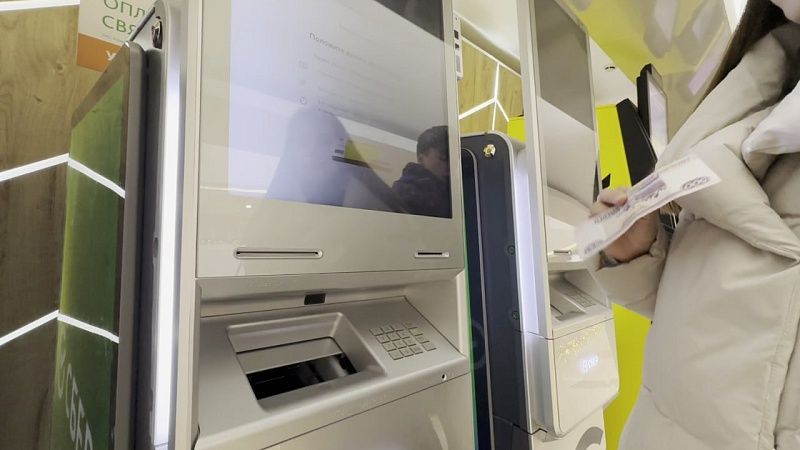 Ограничения на снятие денег в банкоматах начали действовать с 1 сентября в России