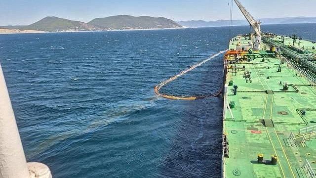 Росприроднадзор отобрал пробы морской воды после разлива нефти в Новороссийске