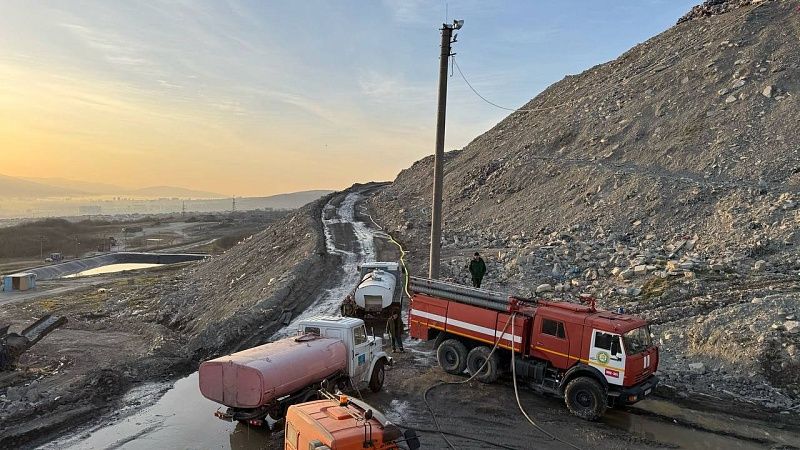 До 100 «квадратов» сократили площадь пожара на полигоне ТКО в Новороссийске 