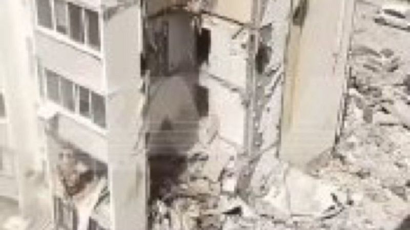 Обломки стройматериалов после взрыва многоэтажки упали на прохожих в Саратове