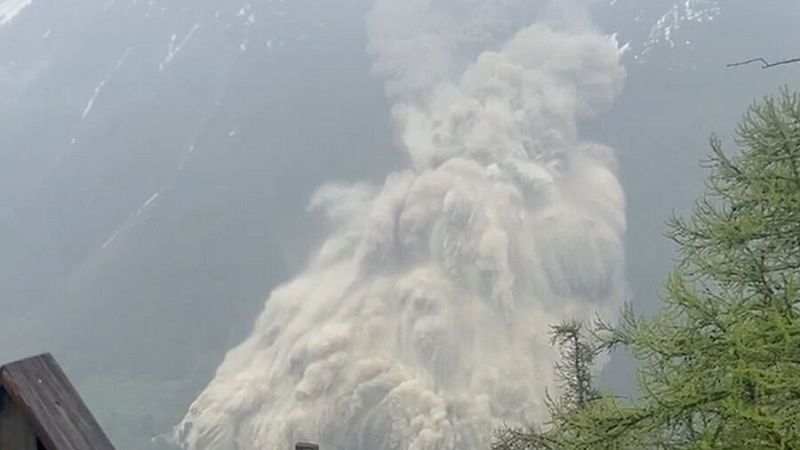 Отколовшийся кусок ледника уничтожил деревню в Швейцарских Альпах