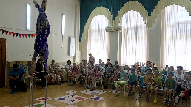 Артисты Краснодарского цирка выступили в детском реабилитационном центре. Фото: t.me/krasnodar_circus/652
