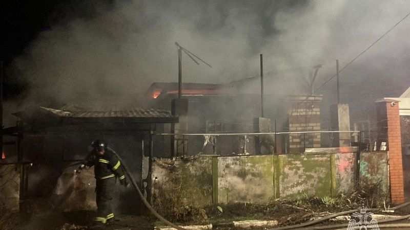 В ночном пожаре под Краснодаром погиб человек