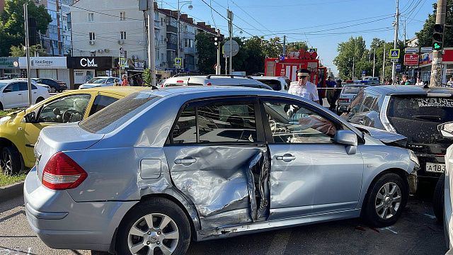 Полиция и очевидцы рассказали подробности массового ДТП с 6 автомобилями и трамваем в Краснодаре Фото и видео: Телеканал «Краснодар»