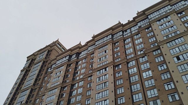 Повешенная на доме огромная женщина напугала жильцов ЖК в Казани