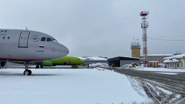 В Международном аэропорту Краснодара самолёты обрабатывают противообледенительной жидкостью