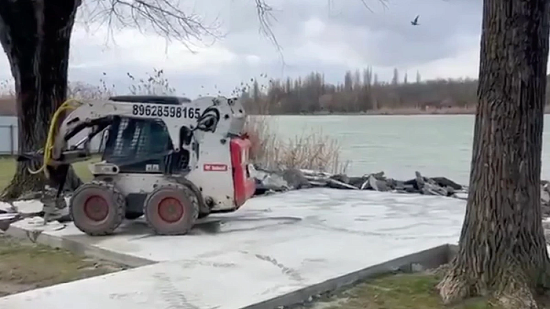 Незаконную бетонную площадку демонтируют у озера Старая Кубань в Краснодаре