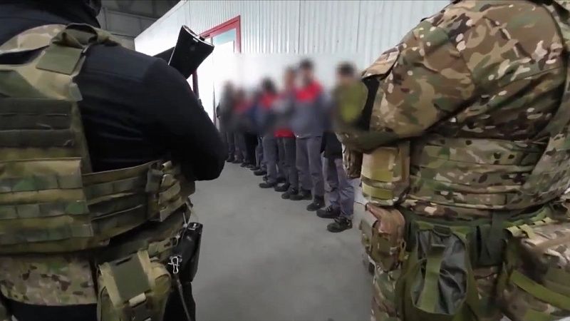 На видео попал масштабный рейд по мигрантам в Крымске 