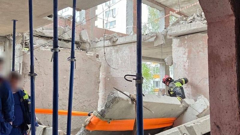 Шокирующее фото обвала бетонной постройки в школе выложила прокуратура в Москве