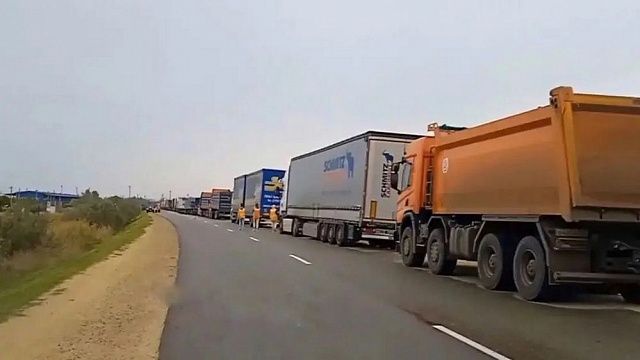 Водителей грузовиков и пассажирских автобусов просят отложить поездки в Крым из-за затора
