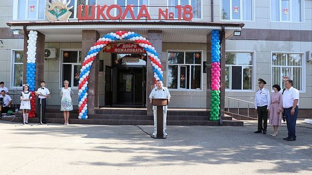 Полномочный представитель Президента РФ в ЮФО поздравил школьников Кореновска с Днем знаний