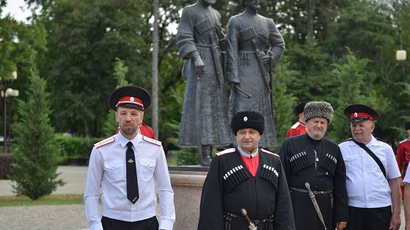 Павших в 1-й мировой почтили казаки у памятника «Сынам Отечества» в Краснодаре