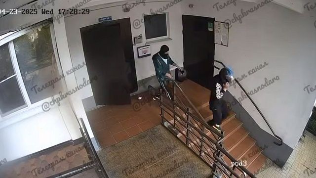 Неизвестные избили молотком мужчину в подъезде жилого дома в Краснодаре