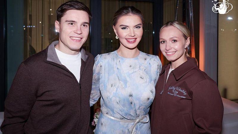 Алина Кабаева в нежном образе появилась на фестивале гимнастики в Сочи