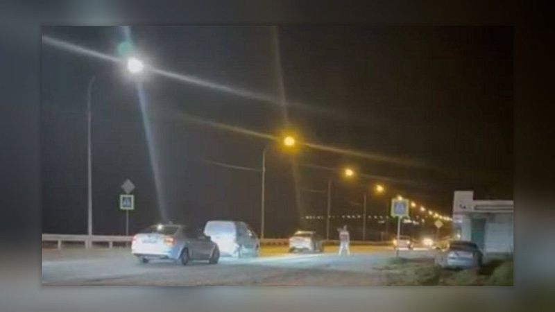 Неадекват с трубой бегал по трассе и кидался на авто в Ейске