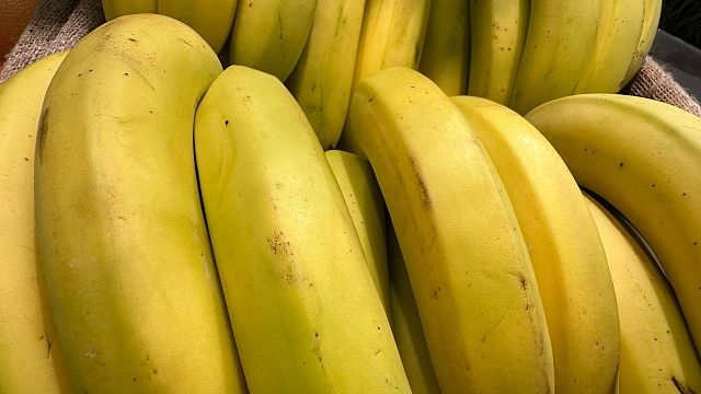 Тысячи бананов выбросило на берег после аварии судна в Британии