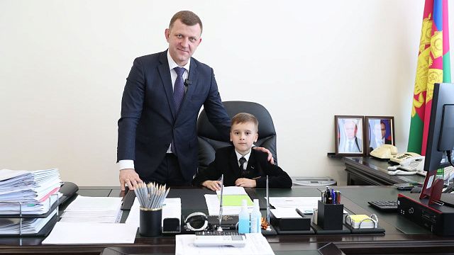 Евгений Наумов поздравил «детского мэра» с праздником. Фото: Станислав Телеховец