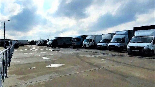 В поселке Ильич в очереди на Керченскую переправу ожидают 98 машин