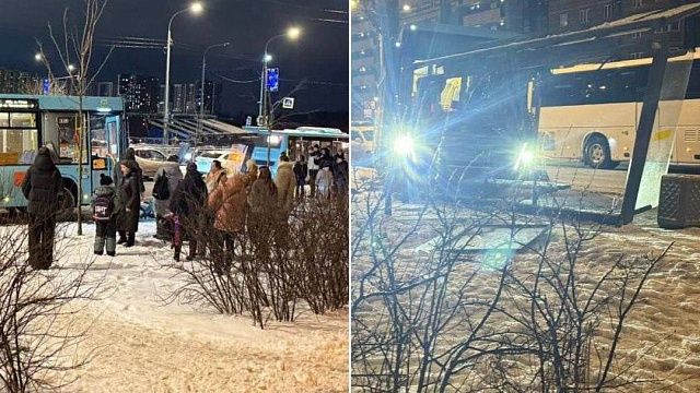 Автобус протаранил стеклянную остановку в Санкт-Петербурге