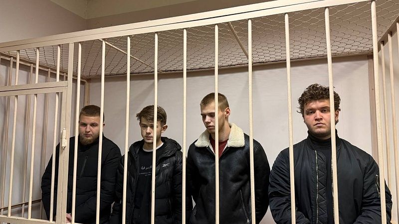 Под стражу на 2 месяца взяли обвиняемых в нападении на Мостового в Петербурге