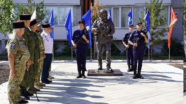 Памятник героям СВО установили на Азовском побережье Фото: пресс-служба администрации Краснодарского края 