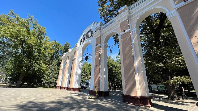 В Краснодаре завершили ремонт арки в Чистяковской Роще, фото телеканал "Краснодар"
