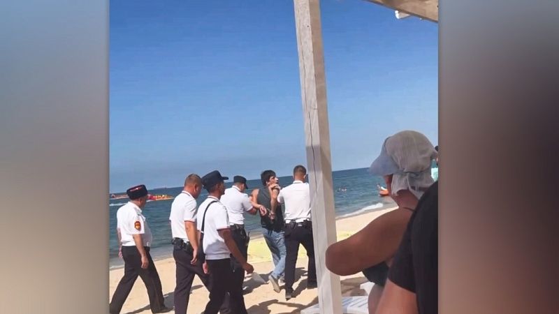 На пляже задержали пристававшего к девушкам неадеквата с ножом в Голубицкой