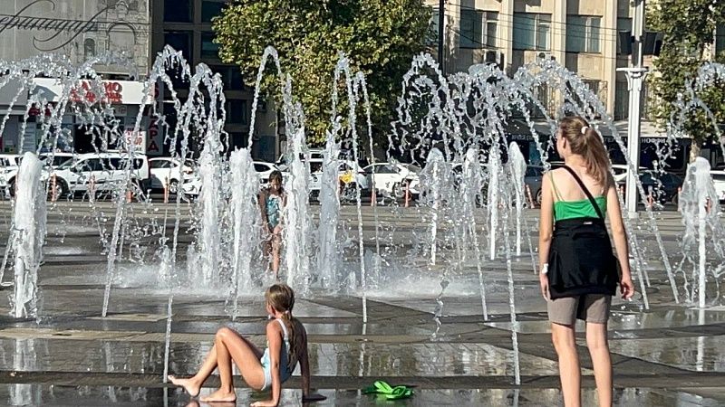 Появились кадры водных процедур двух женщин в фонтане в Новосибирске