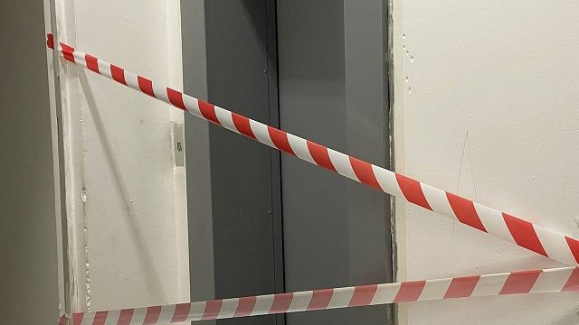 В Сочи мужчина упал в шахту лифта, его спасли. Фото: телеканал «Краснодар»