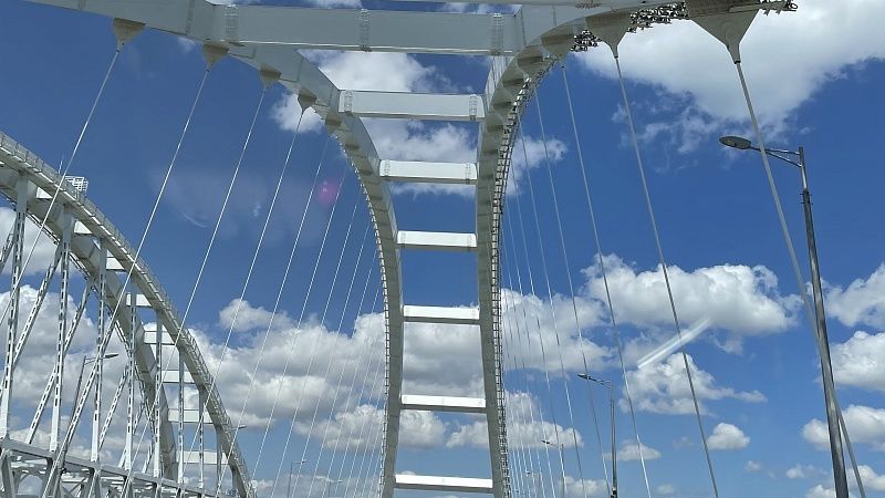 Крымский мост закрыли для движения транспорта утром 26 февраля 