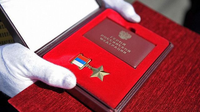 Выпускник Краснодарского высшего военного авиационного училища лётчиков Виктор Дудин получил звание Героя России