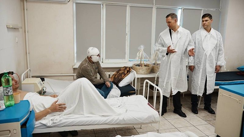 Раненых после атаки БПЛА 25 ноября посетил в больнице мэр Новороссийска