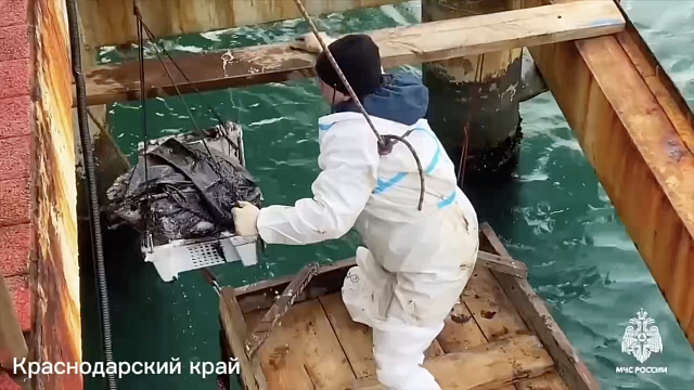 Водолазы со дна Черного моря вручную собрали 350 кг мазута