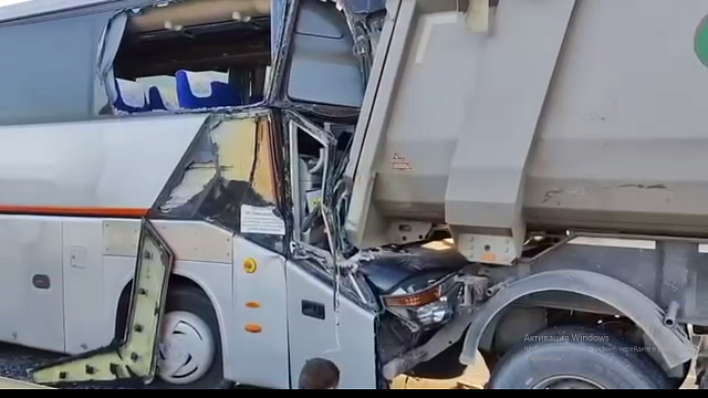 Автобус с детьми попал в жёсткое ДТП с грузовиком на Кубани