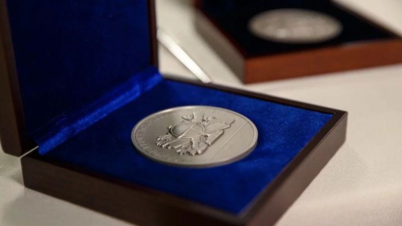 Большую серебряную медаль вручили Краснодарскому региональному отделению РГО. Фото: пресс-служба РГО