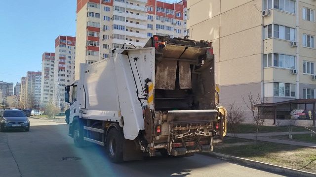 Тело мужчины с пробитой головой вывалилось из мусоровоза в Петербурге