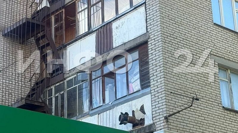 Снаряд застрял в стене жилого дома после атаки ВСУ в Подольске