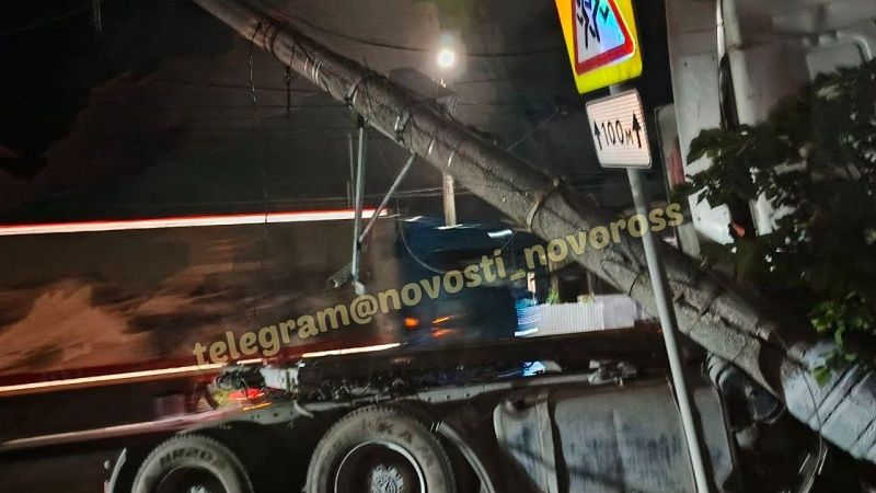 Очевидцы сняли ДТП с фурой в Новороссийске 