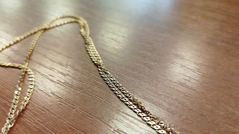 Мужчина познакомился с женщиной в кафе и сорвал с неё золотую цепочку в Сочи