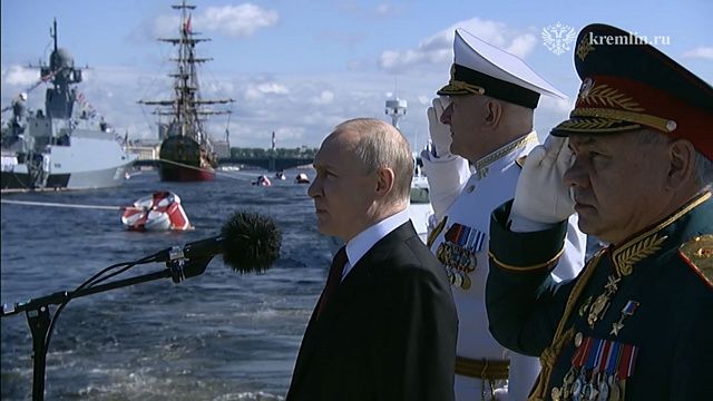 Владимир Путин принял главный Военно-Морской Парад страны