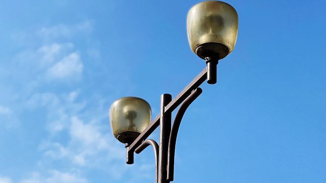 В мэрии объяснили, почему фонари на улицах Краснодара горят днем