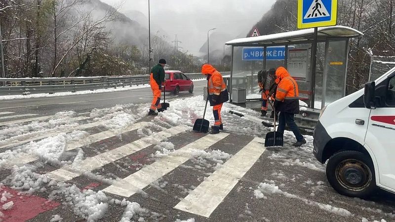 Зимнюю обработку дорог впервые в сезоне начали на трассах Сочи и Красной Поляны 