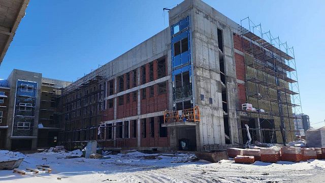 Школу на 1550 мест в смену по улице Тверской возвели на 55%
