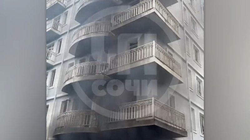 Подростки подожгли крышу и мусор в подвале заброшки в Сочи