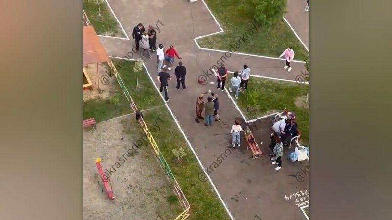 Пьяная компания напала на темнокожего парня в Краснодаре 